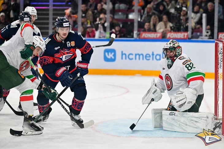 Люк Джонсон («Металлург») и Тимур Билялов («Ак Барс»)