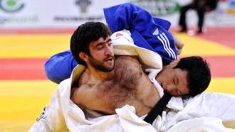 Мансур Исаев (в белом)