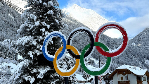 Олимпийские кольца рядом с биатлонным стадионом в Антхольце 