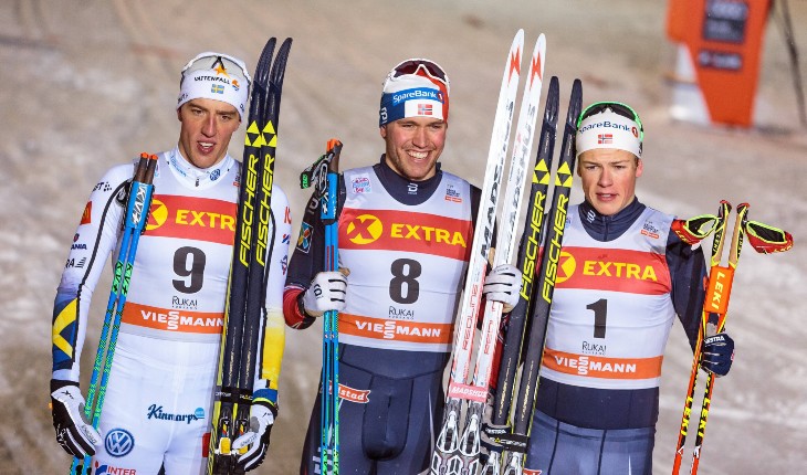 Клебо (справа) после своего первого подиума на этапе Кубка мира — третье место в спринте в Финляндии, ноябрь 2016 года