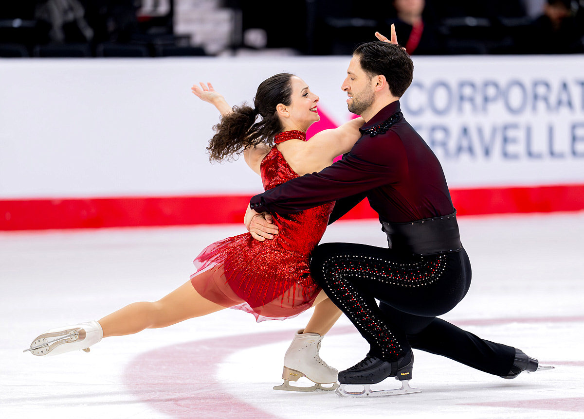 Дианна Стеллато-Дудек в вишнёвом платье
