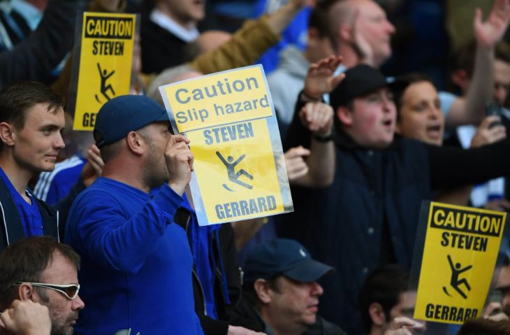 Болельщики «Челси» в мае 2015 года напоминают Стивену Джеррарду о том, что произошло годом ранее