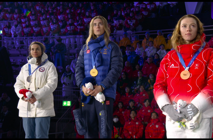 Призерки с медалями