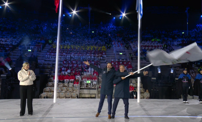 Французы машут флагом