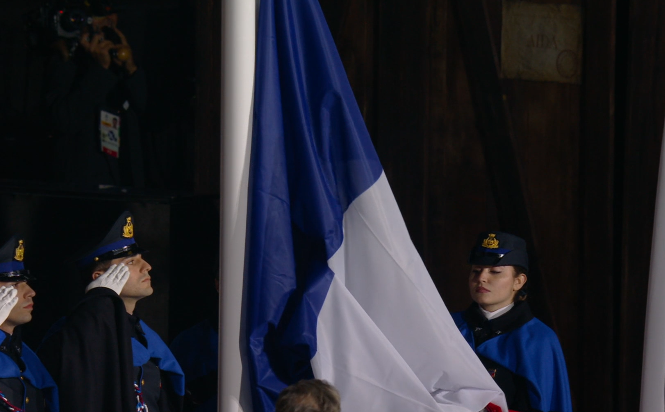 Франузский флаг поднимается