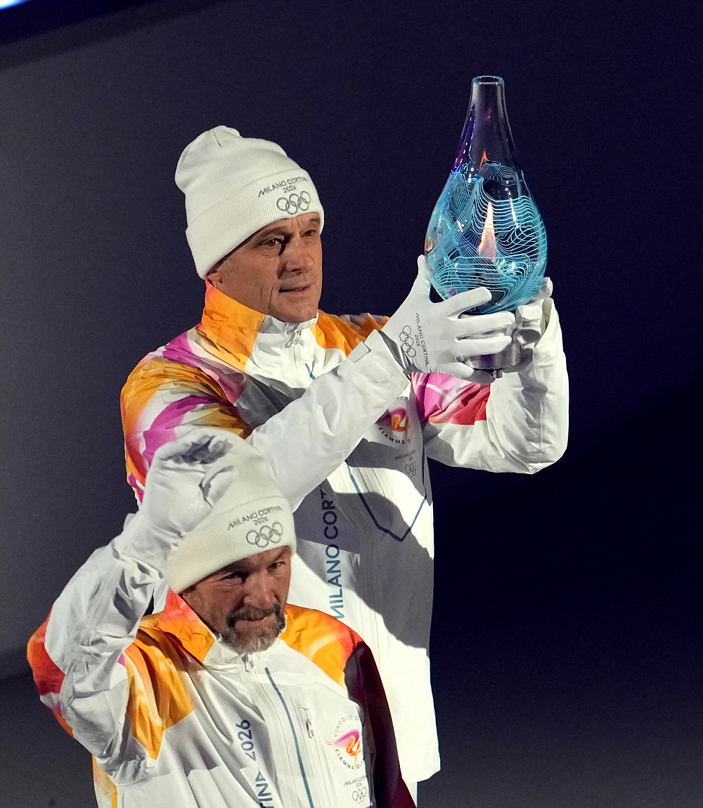 Символический огонь Олимпиады. Когда лампаду затушили, погасли и две олимпийские чаши в Милане и Кортине