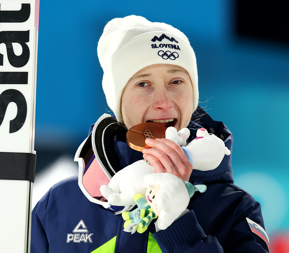 Ника Превц с медалью Игр-2026