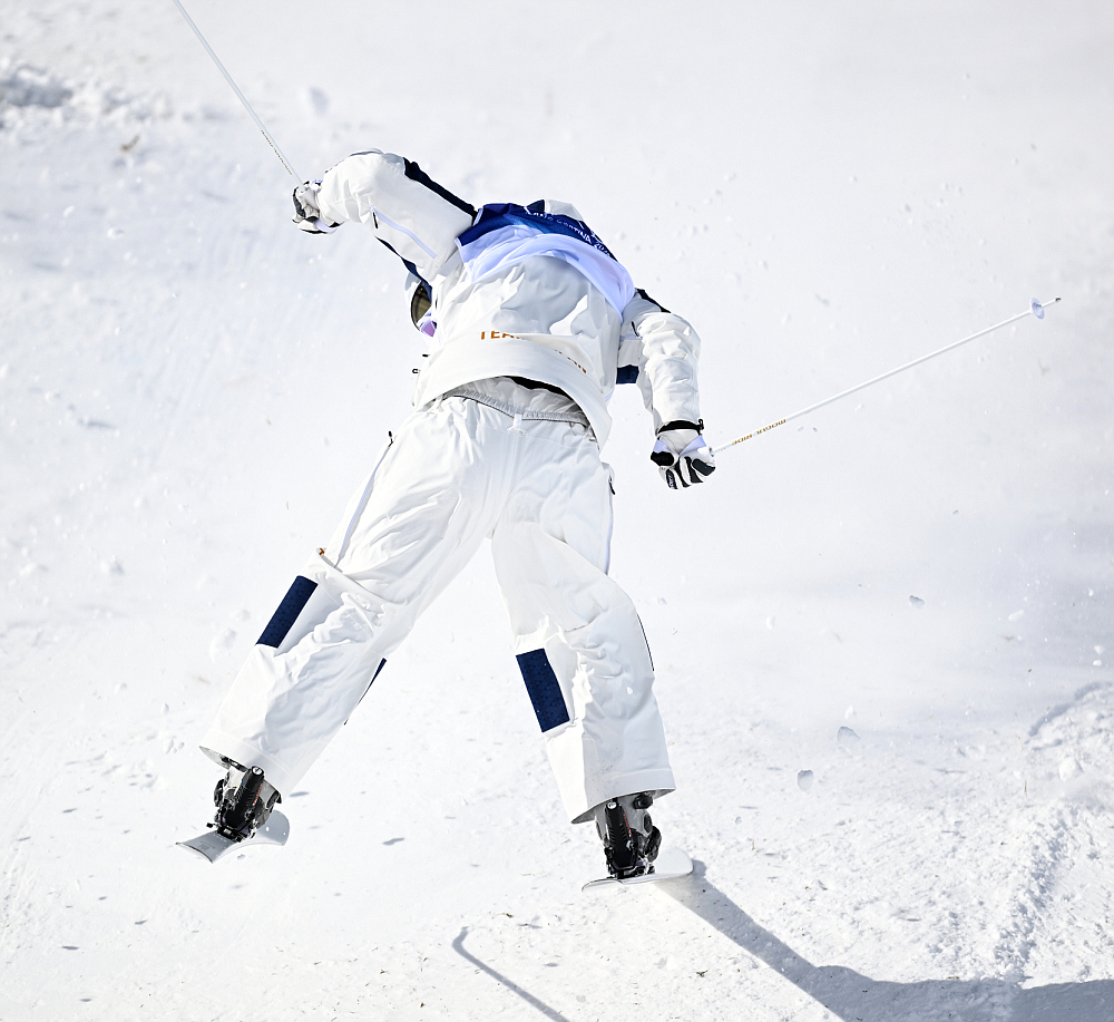 Икума Хоришима финиширует спиной вперёд