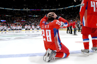 Сборная России празднует победу на ЧМ-2008 (22 фото)