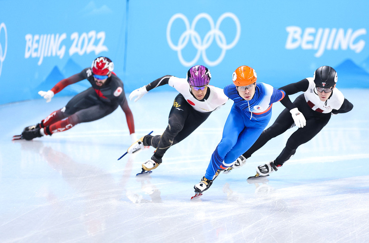 Одна медаль, хоккей и керлинг