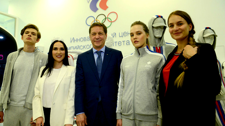 Анастасия Задорина, Александр Жуков и Софья Великая с моделями на презентации ZA Sport