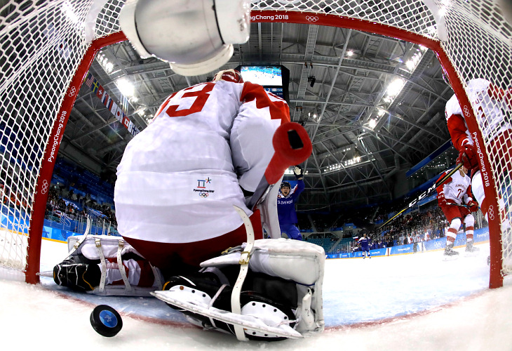 Василий Кошечкин пропускает шайбу