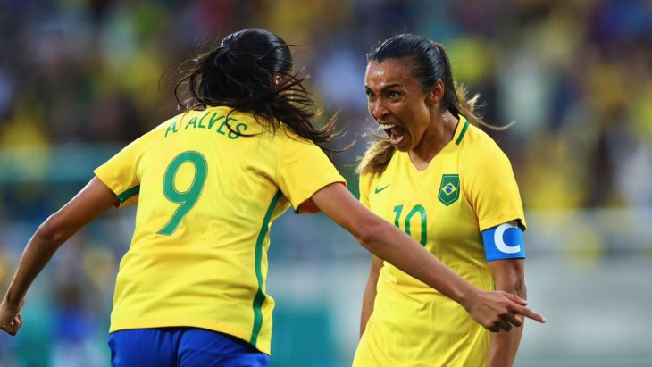 Хозяйки Олимпиады с победы стартовали на турнире