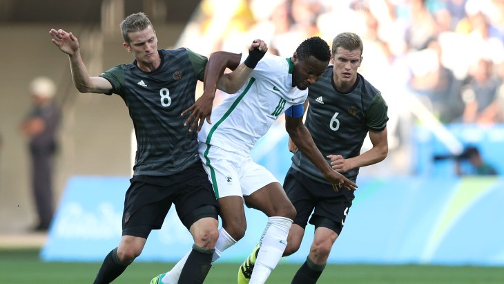 Джон Оби Микел в окружении братьев Бендеров