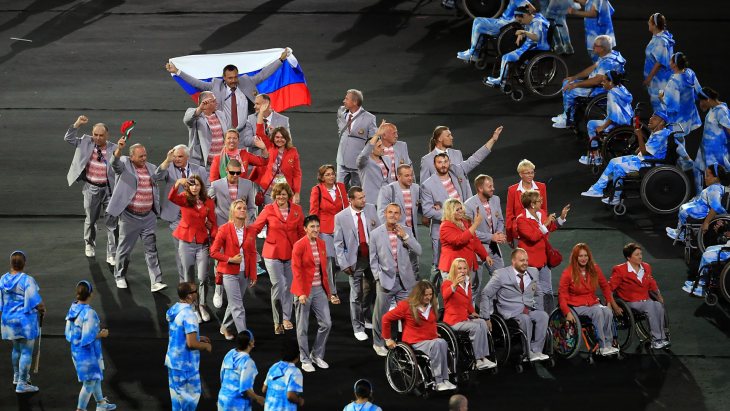 IPC аннулировал аккредитацию белоруса, который нес флаг РФ