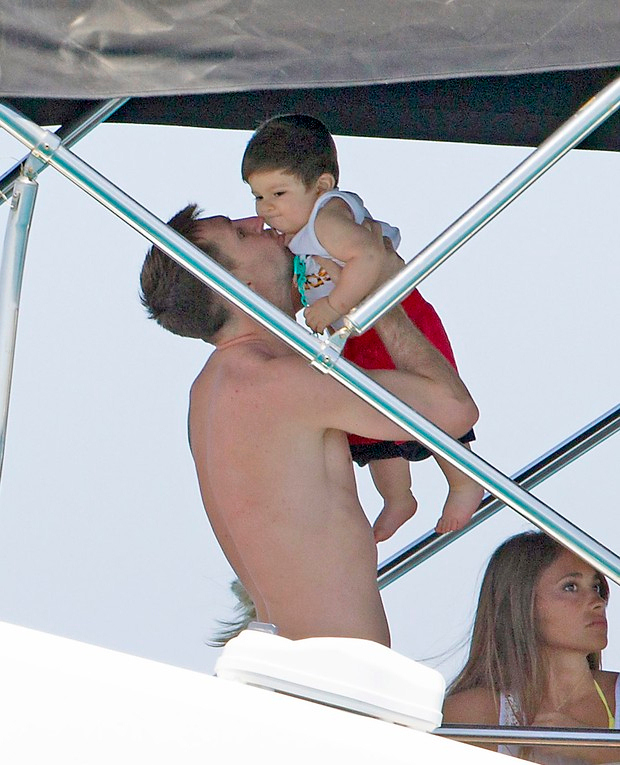 Лео с сыном и женой