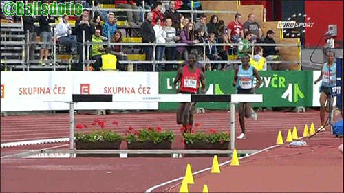 Клемент Кембои зацепился за барьер