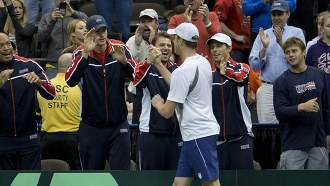 Команда США поздравляет Сэма Куэрри