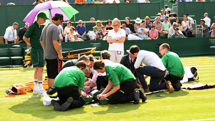 Бетани Маттек-Сандс получает помощь