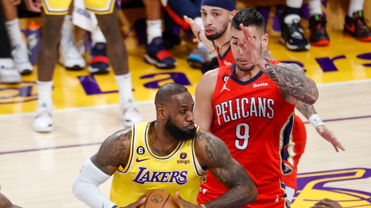 Леброн Джеймс с мячом