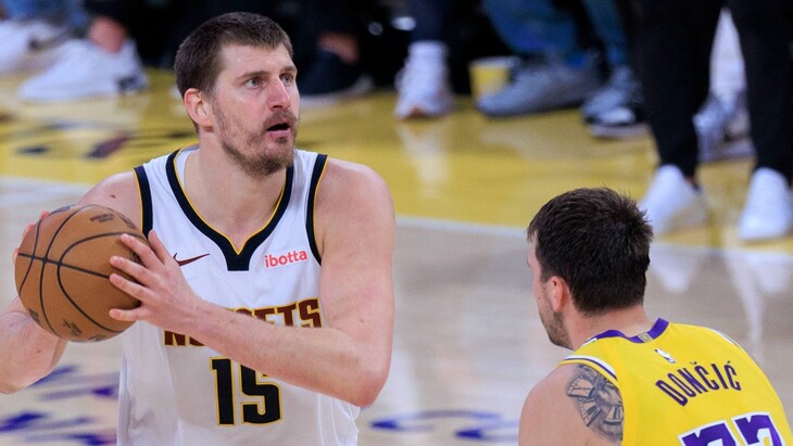 Никола Йокич с мячом