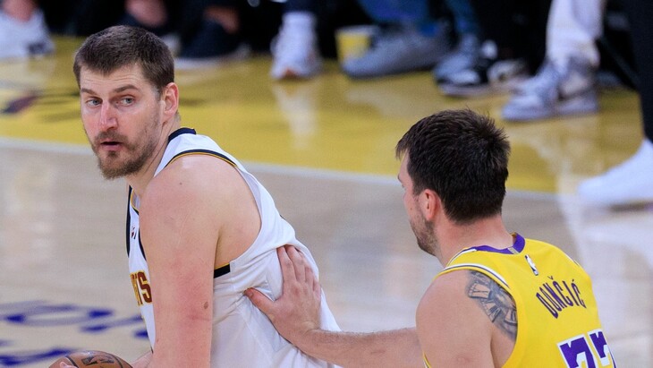 Никола Йокич с мячом