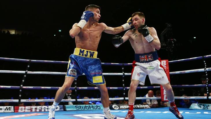 Макси Хьюз (справа)