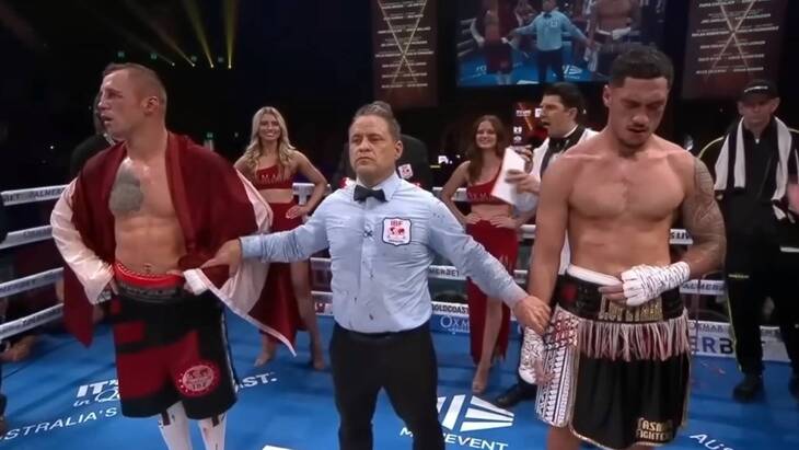 Джей Опетая (справа)