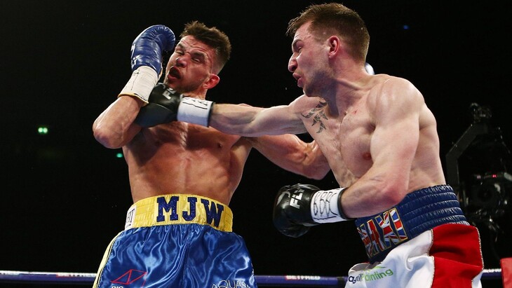 Макси Хьюз (справа)