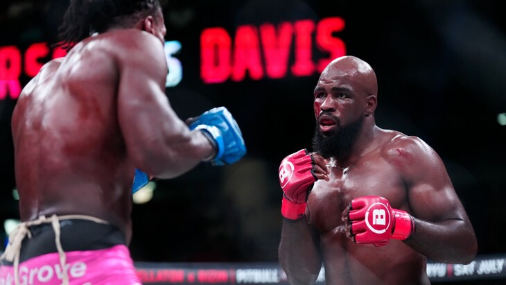 Кори Андерсон (справа)