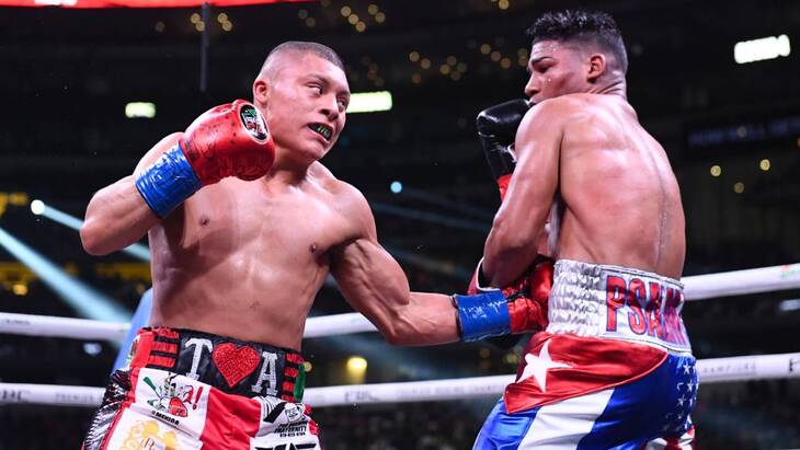 Айзек Круз (слева)