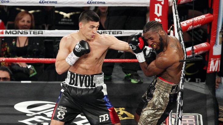 Дмитрий Бивол (слева)