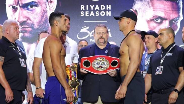 Джей Опетайя (слева)