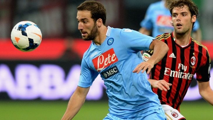 «Милану» предстоит остановить разыгравшегося Игуаина (слева)