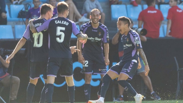 Футболисты «Вальядолида» празднуют забитый мяч