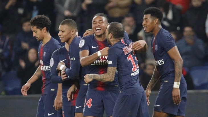 Футболисты «ПСЖ» в матче с «Нимом»