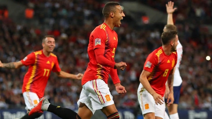 Родриго празднует гол в ворота сборной Англии