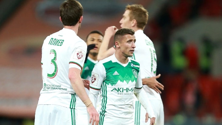 Бернард Бериша со своими партнерами по команде