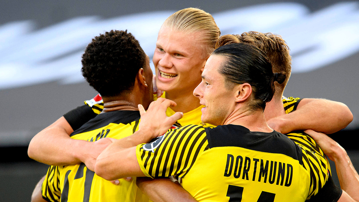 Эрлинг Холанд (в центре)