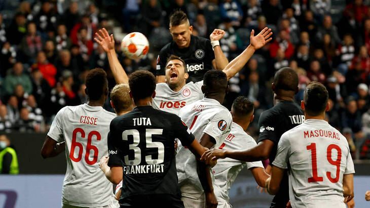 «Айнтрахт» выиграл у «Олимпиакоса» на своем поле со счетом 3:1