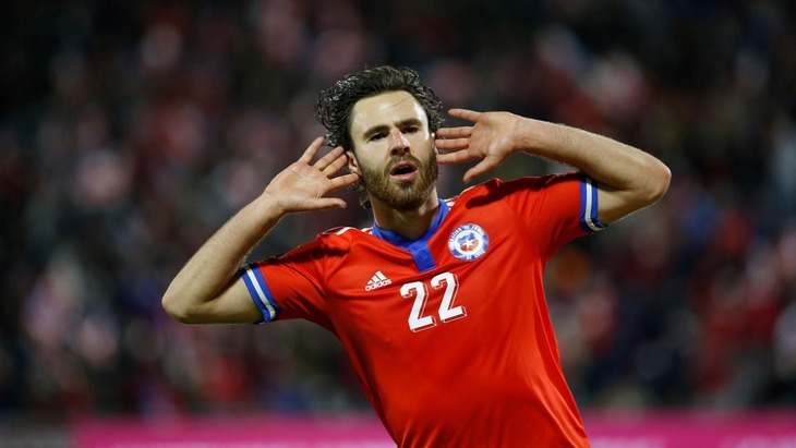 Чилийцы выиграли у Парагвая на своем поле со счетом 2:0