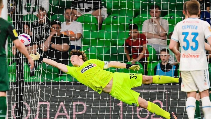 Матвей Сафонов делает сейв