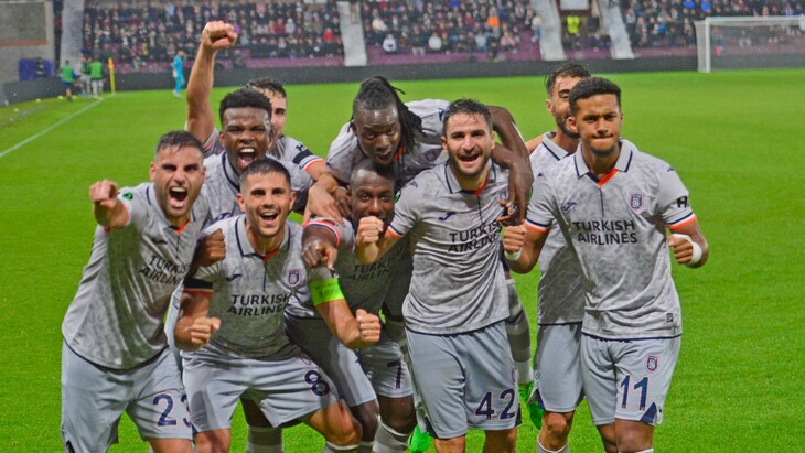 Футболисты «Истанбула» празднуют победу над «Хартсом»