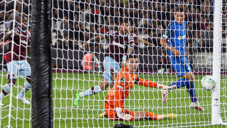 Фрагмент матча «Вест Хэм» — «Стяуа»