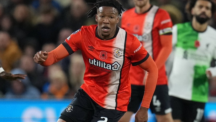 «Лутон Таун» идет над зоной вылета