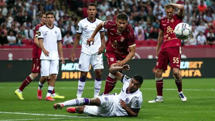 Защитник «Рубина» Александр Мартынович (в центре) был капитаном «Краснодара»