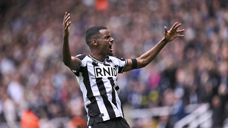 Александер Исак