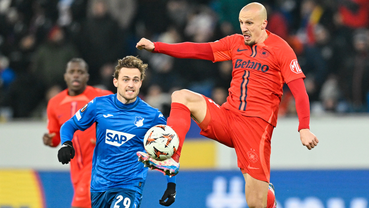 Влад Кирикеш (справа, защитник ФКСБ), играл в АПЛ и Серии А