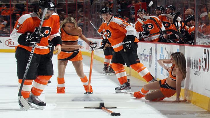 Группа поддержки «Филадельфии» на льду с командой