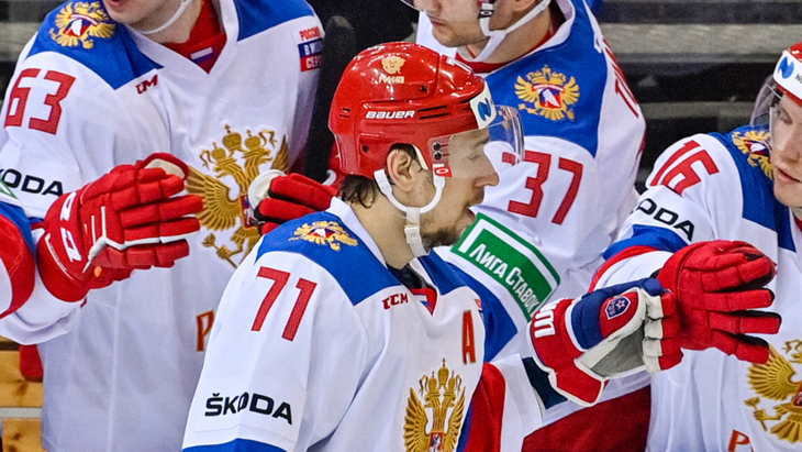 Антон Бурдасов празднует гол, забитый в ворота Швеции